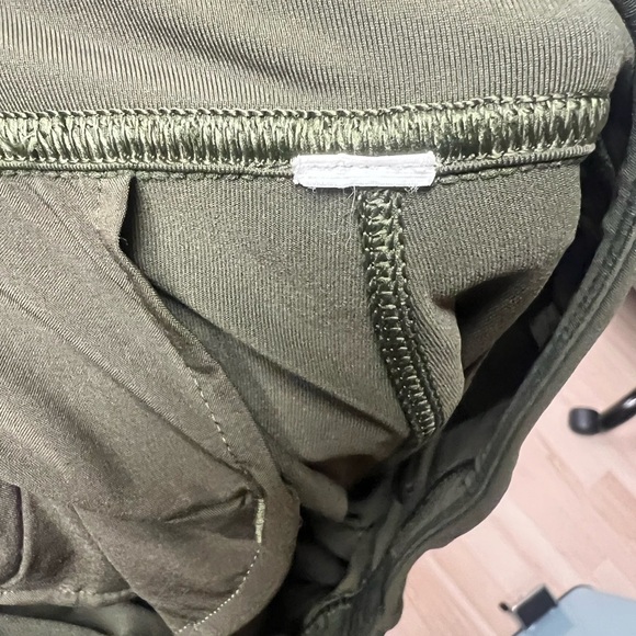 LULULEMON ATHLETICA On the Fly 7/8 Pant Legging Dark Olive Sz 2 Drawstring Crop - Picture 5 of 7